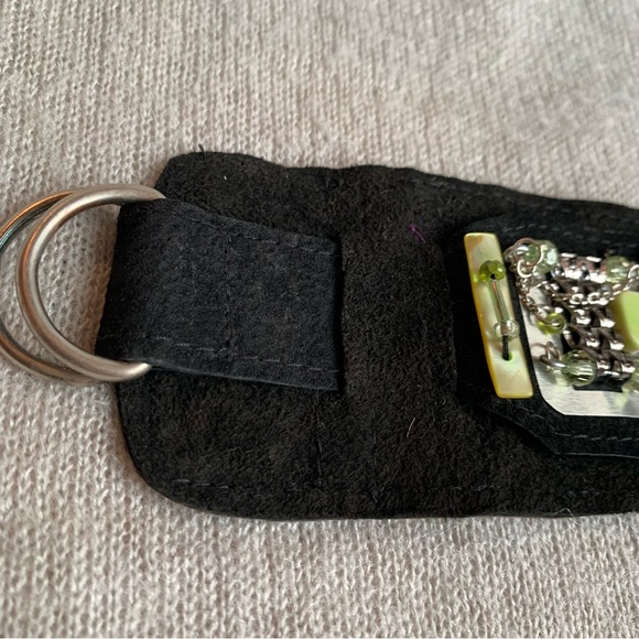 Hand crafted - Black Leather Cuff green bead metal recycle ajustable bracelet - Picture 4 of 9